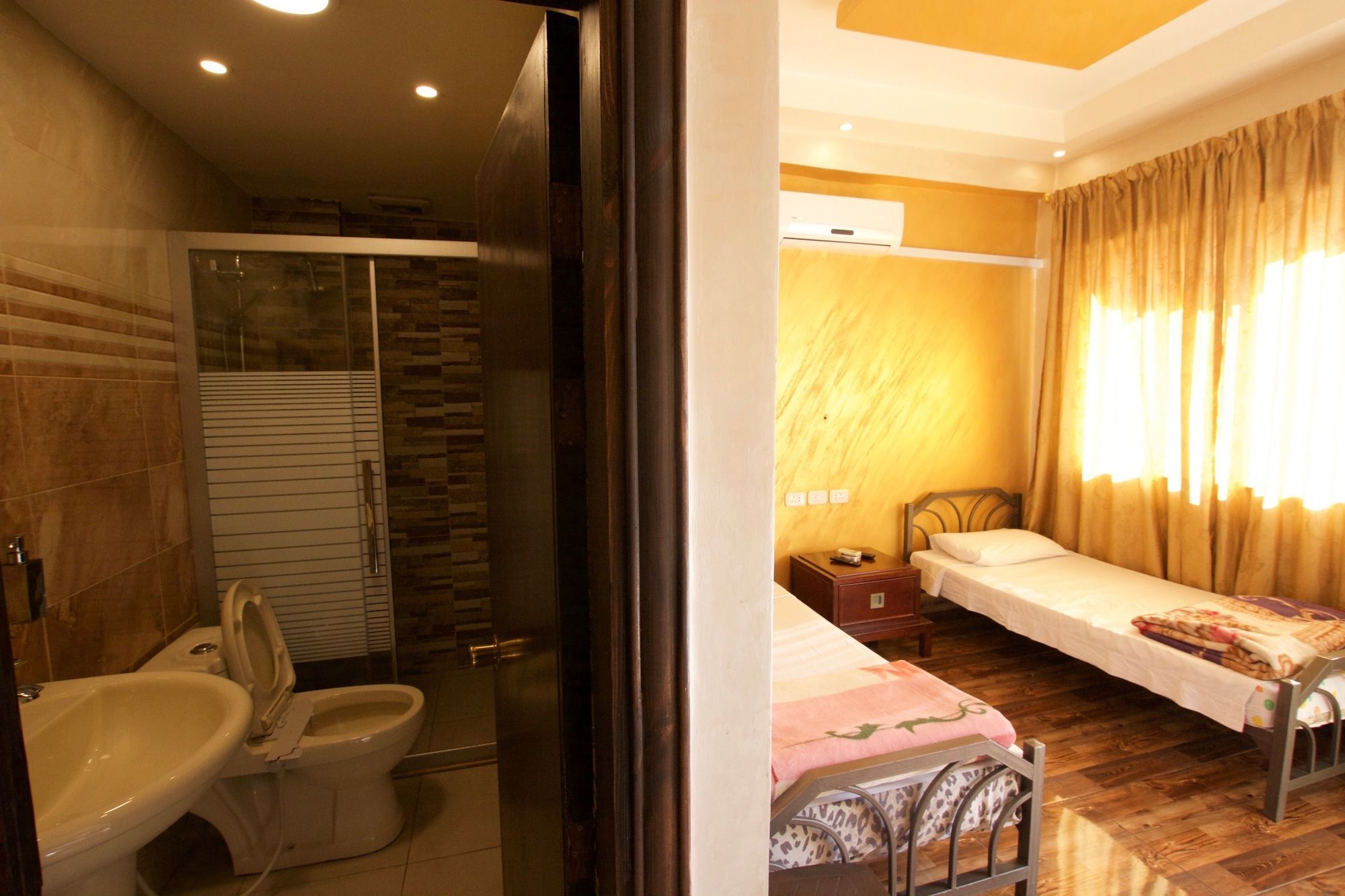 Sun Rise Hotel & Hostel & Tours Аман Екстериор снимка